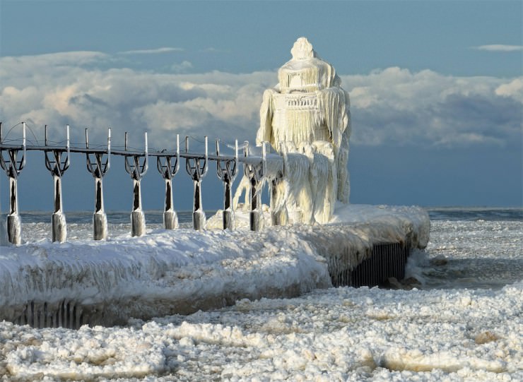 frozen-Lighthouse