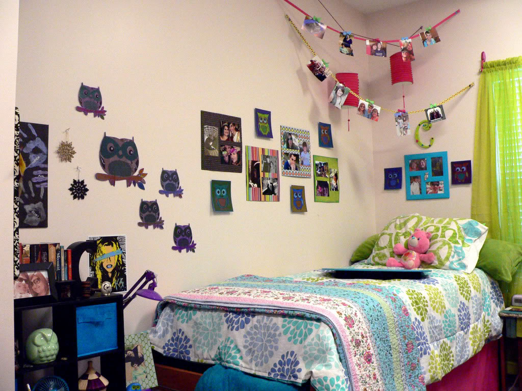 picture-wall-ideas-for-dorm