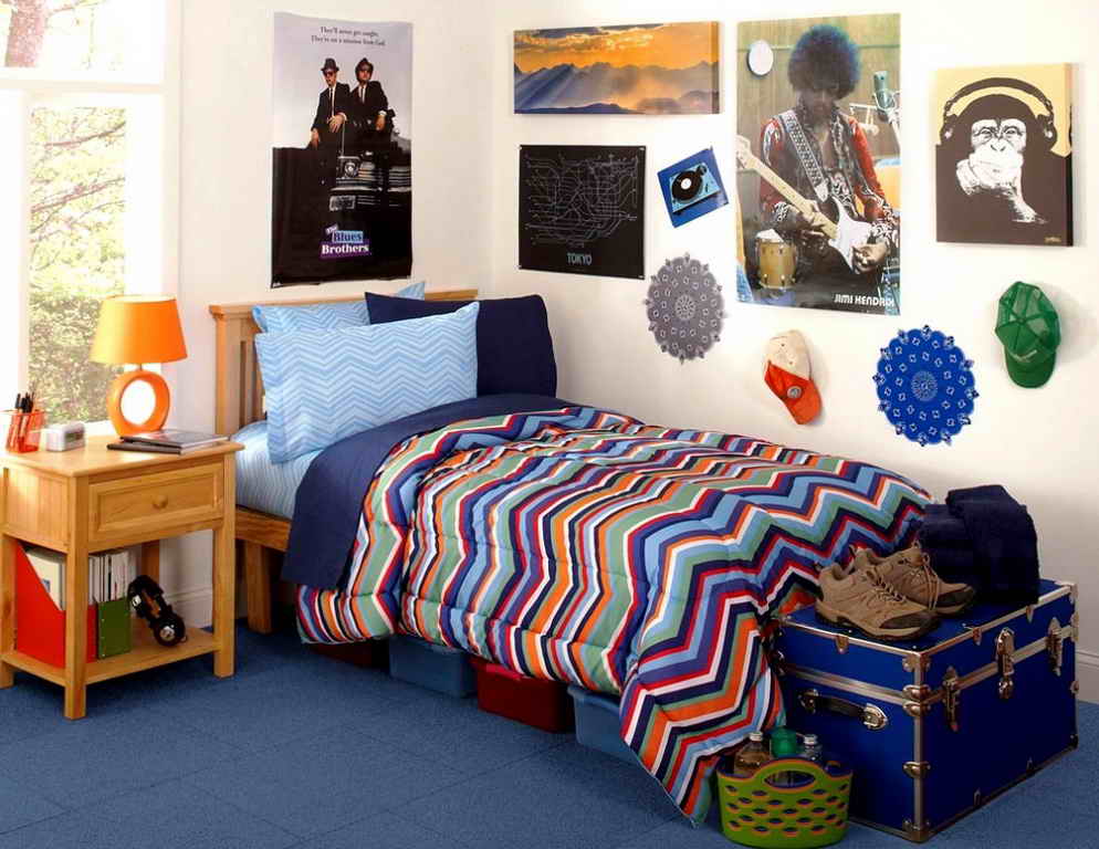 picture-wall-ideas-for-dorm