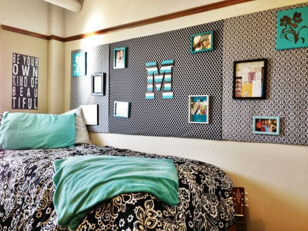 picture-wall-ideas-for-dorm